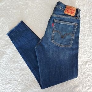 Levis Wedgie Skinny Raw Hem Sz 27